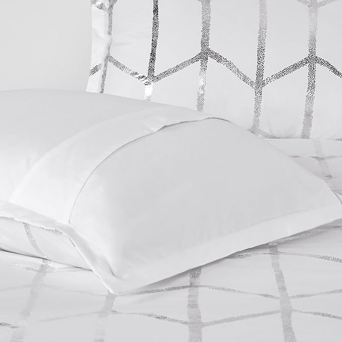Intelligent Design Raina Twin / Twin XL Comforter Set, Soft Microfiber Comforter Set Twin, Modern Geometric Metallic Bed Set, 4 Pieces College Bedding Comforter Set with 1 Sham, 2 Toss Pillows White - LeafyLoom