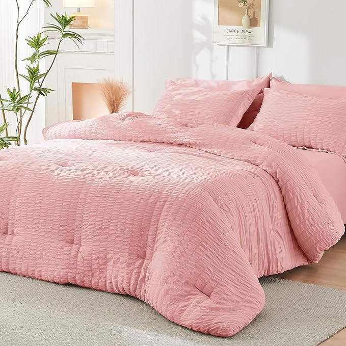 HYMOKEGE Seersucker Queen Comforter Set 3 Pieces, Lightweight Comforter Sets for Bedding, Bed Set with 1 All Season Soft Down Alternative Comforter and 2 Pillow Shams, Pink - LeafyLoom