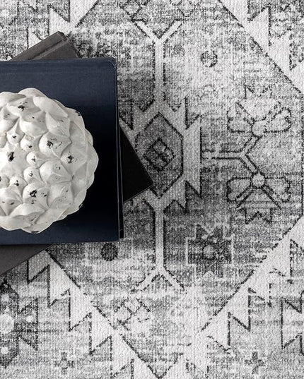 nuLOOM Gracie Distressed Medallion Machine Washable Ultra Thin Area Rug, 4x6, Grey - LeafyLoom